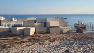Acqualadroni, massi in spiaggia e tanti dubbi sul lungomare