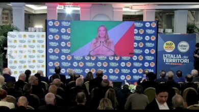 Meloni interviene alla convention di ScN, Cateno De luca verso l'asse col centrodestra