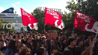 Carovita “Prendiamoci il presente“, studenti in Piazza Europea
